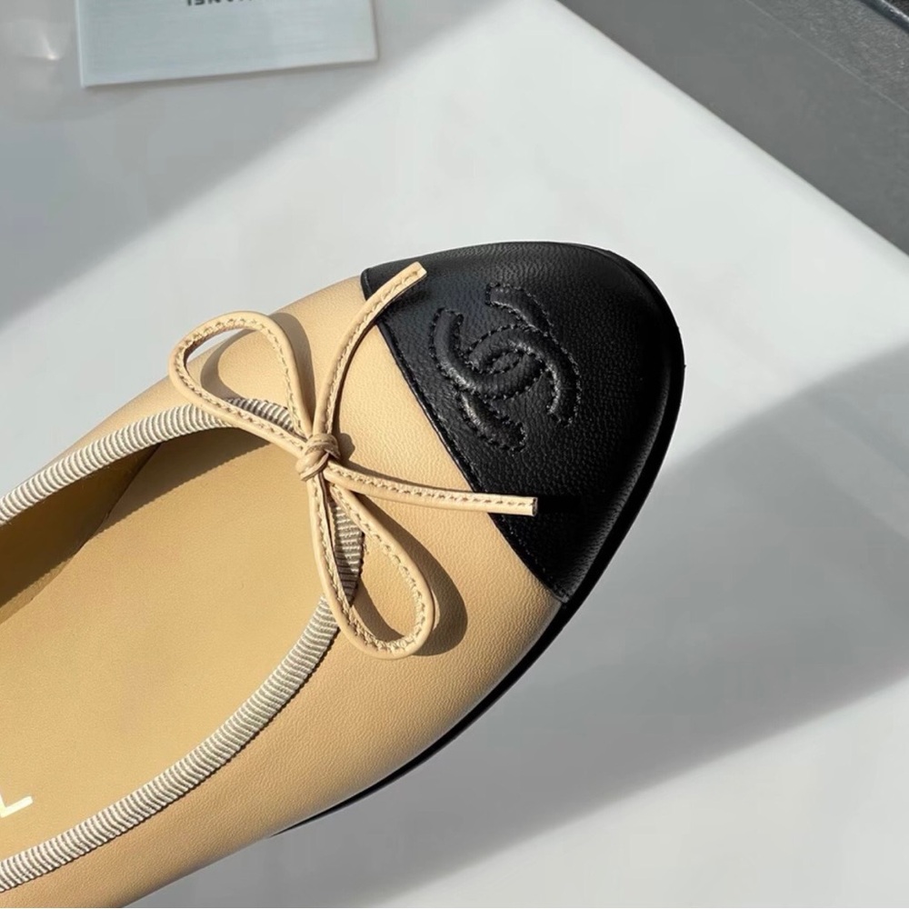 CHANEL Two-Tone Beige and Black Cap-Toe Ballet Flats - Picture 8 of 8